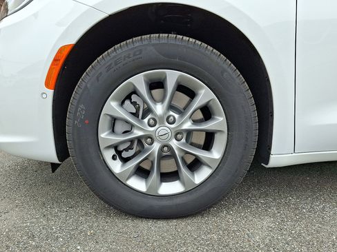 New 2026 Chrysler Pacifica Select image 4