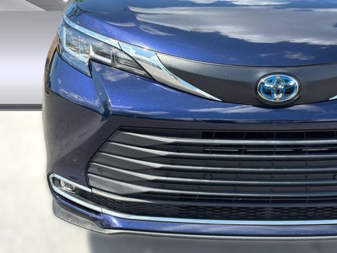 Used 2021 Toyota Sienna XLE FWD image 11