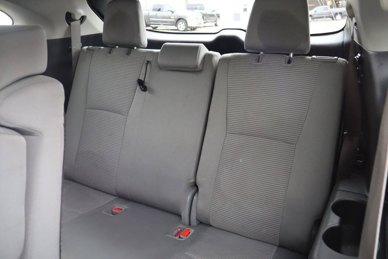Used 2022 Toyota Highlander LE AWD/4WD image 13