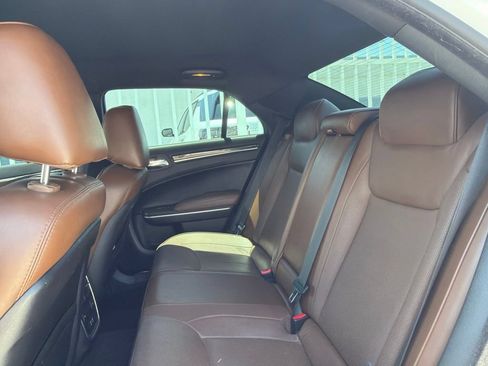 Used 2019 Chrysler 300 Limited RWD image 7