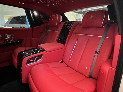 Used 2024 Rolls-Royce Phantom Sedan image 14