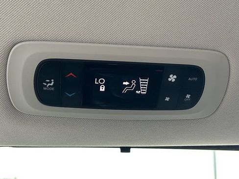 Used 2023 Chrysler Pacifica Touring-L FWD image 2