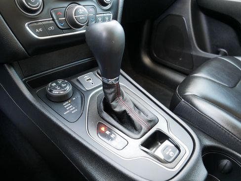 Used 2021 Jeep Cherokee Trailhawk image 24