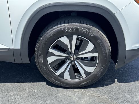 Certified 2025 Volkswagen Atlas SE FWD image 11