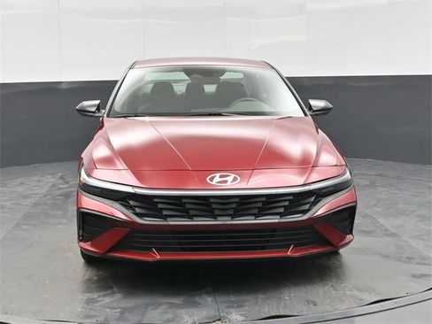 Used 2025 Hyundai Elantra SEL image 9