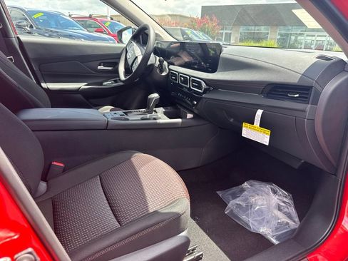 New 2026 Nissan Sentra SR w/ Floor Mat Package FWD image 15