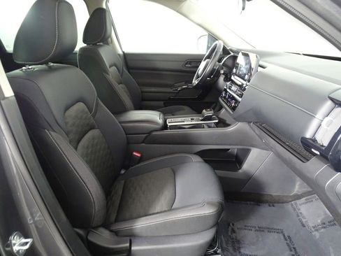 Used 2024 Nissan Pathfinder SV image 11