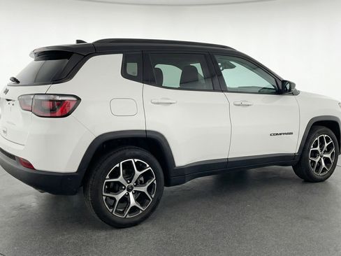 Used 2025 Jeep Compass Limited image 9