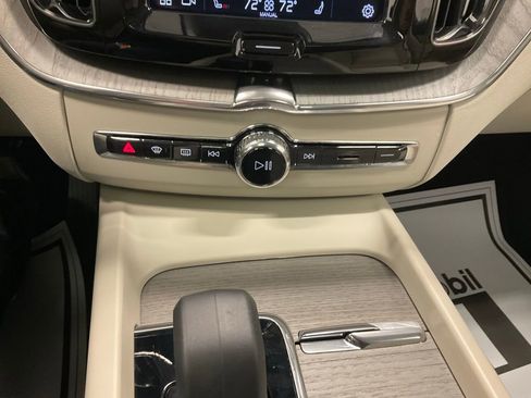 Used 2023 Volvo XC60 B5 Plus image 18