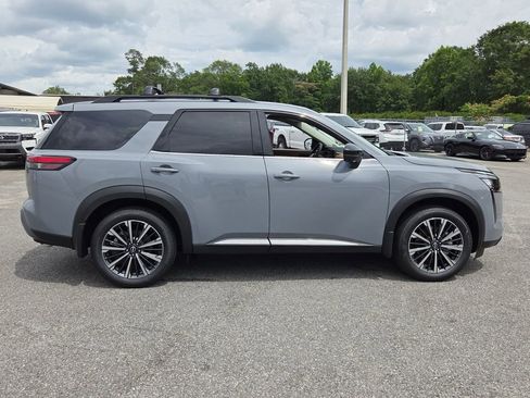 New 2026 Nissan Pathfinder Platinum FWD image 12