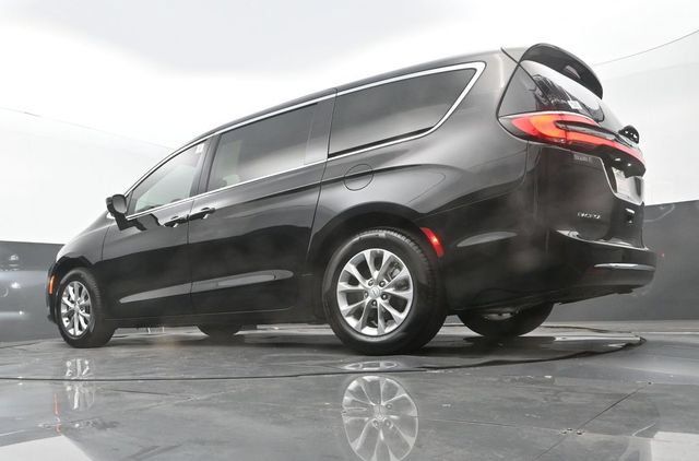 Used 2026 Chrysler Pacifica Limited FWD image 27
