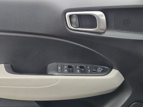 Used 2023 Hyundai Venue SEL FWD image 32