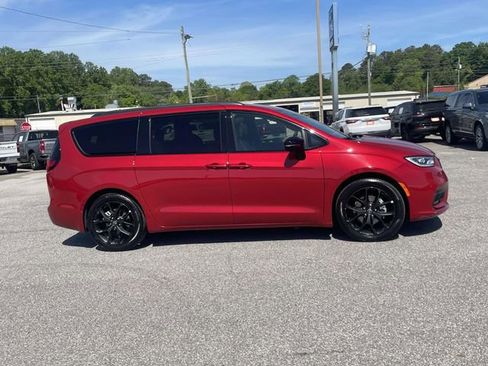 Used 2025 Chrysler Pacifica Limited FWD image 2