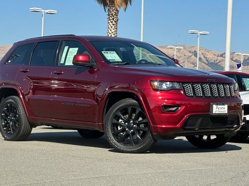 Used 2022 Jeep Grand Cherokee Laredo X AWD/4WD image 2