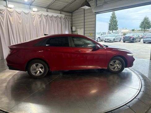 Used 2025 Hyundai Elantra SE w/ Cargo Package FWD image 4