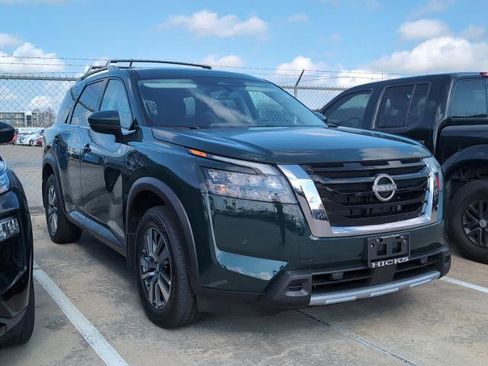 Certified 2025 Nissan Pathfinder SL image 1