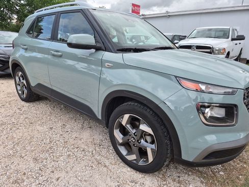 Used 2025 Hyundai Venue SEL image 4