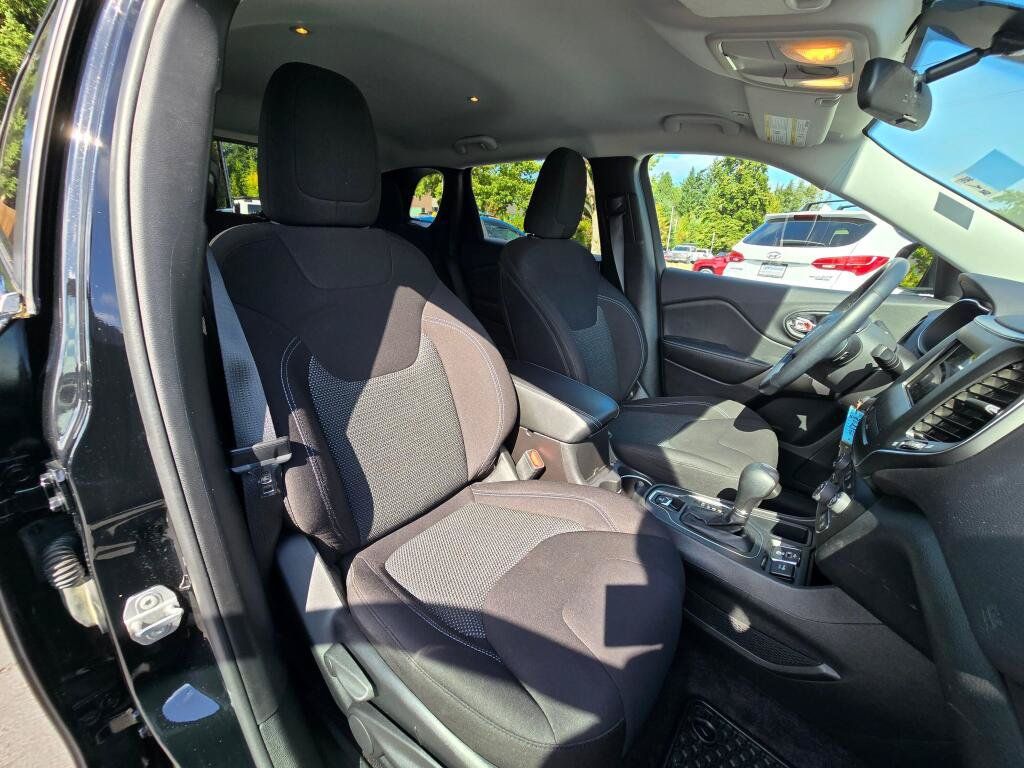 Used 2019 Jeep Cherokee Latitude w/ Cold Weather Group FWD image 7