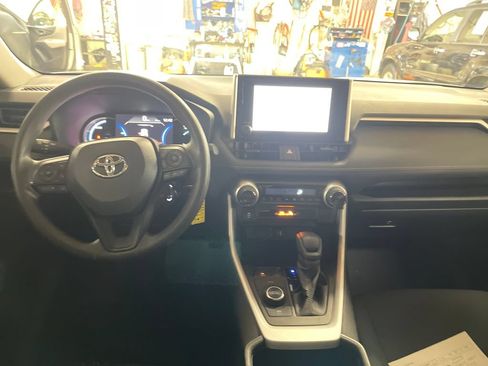 Certified 2025 Toyota RAV4 LE AWD/4WD image 17
