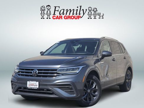 Used 2023 Volkswagen Tiguan SE w/ Panoramic Sunroof Package FWD image 1