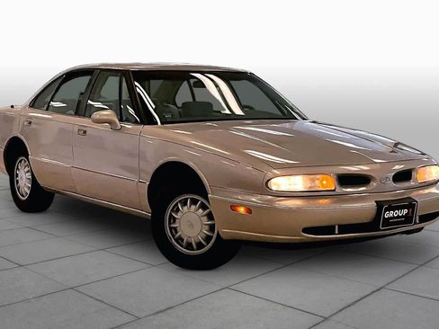 Used 1999 Oldsmobile 88 FWD image 2
