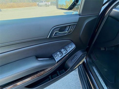 Used 2019 Chevrolet Suburban LT image 18