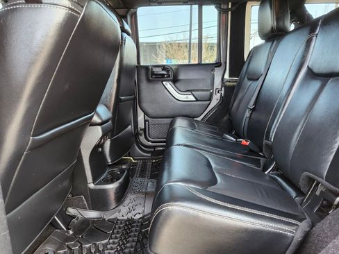 Used 2017 Jeep Wrangler Unlimited Rubicon w/ Cold Weather Group image 16