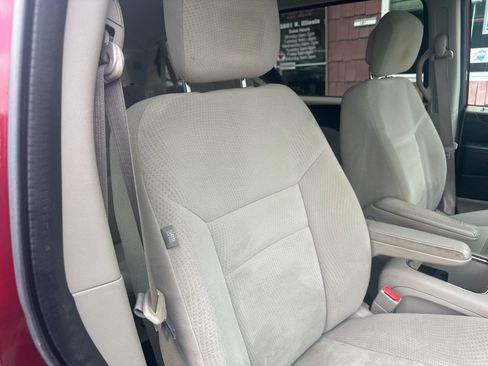 Used 2014 Dodge Grand Caravan SXT w/ UConnect Hands-Free Group FWD image 9