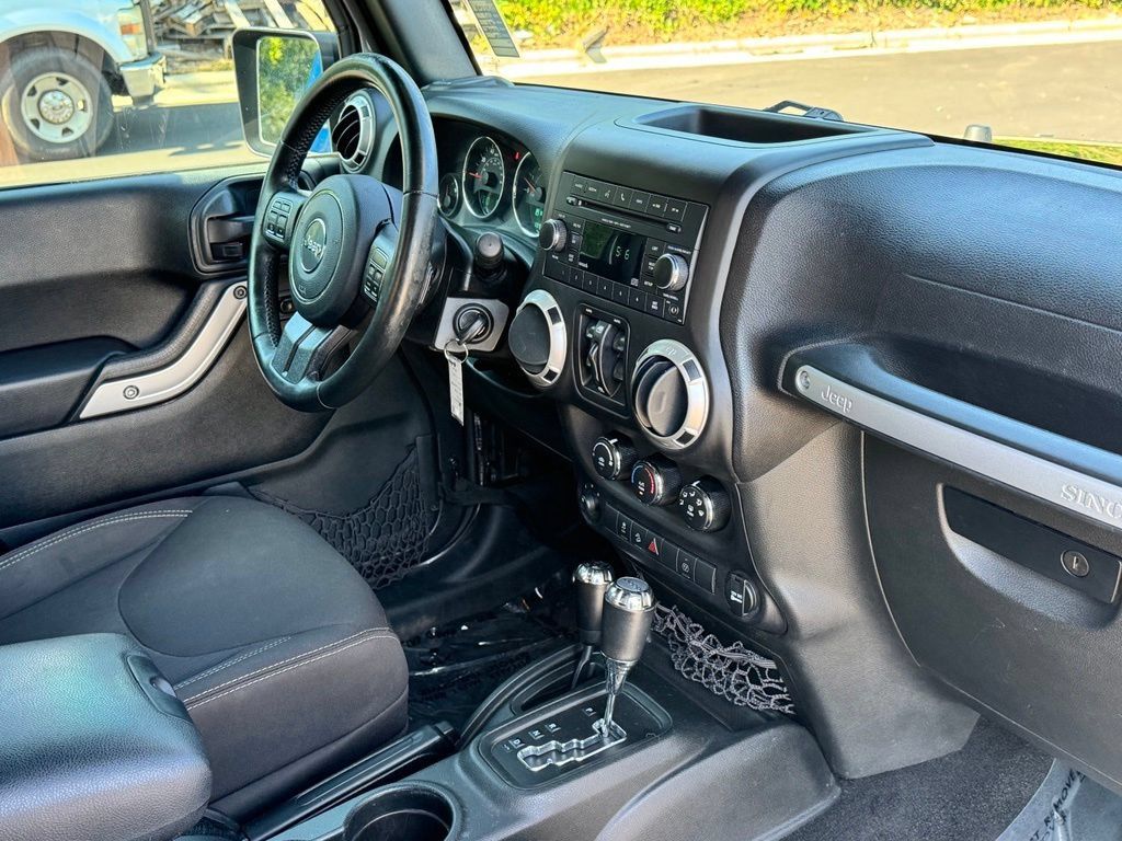 Used 2017 Jeep Wrangler Unlimited Sahara w/ Connectivity Group AWD/4WD image 7