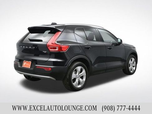 Used 2022 Volvo XC40 T5 Momentum image 6