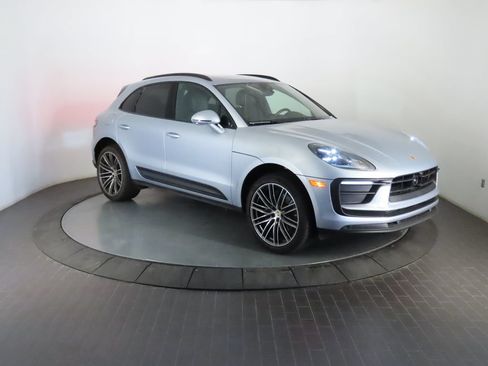 Certified 2026 Porsche Macan AWD/4WD image 9