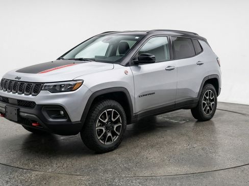 Used 2025 Jeep Compass Trailhawk image 3