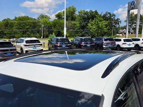 Certified 2025 Volkswagen Tiguan SE R-Line AWD/4WD image 10