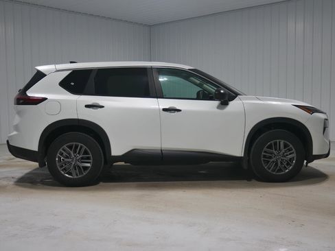 Used 2025 Nissan Rogue S image 4