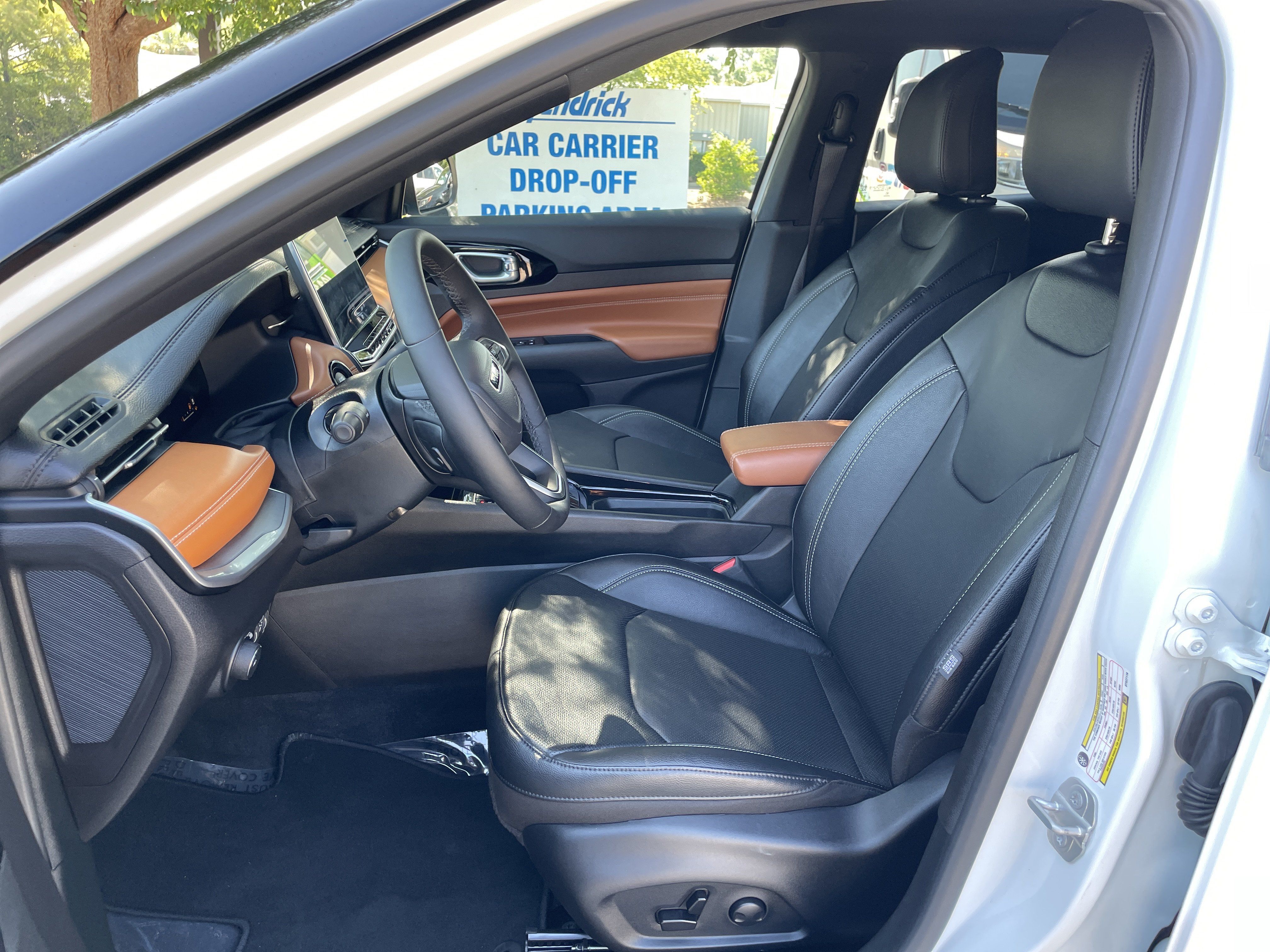Used 2025 Jeep Compass Limited w/ Elite Group AWD/4WD image 14