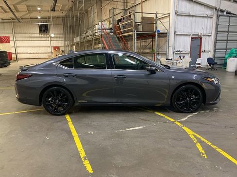 Used 2022 Lexus ES 300h F Sport image 9