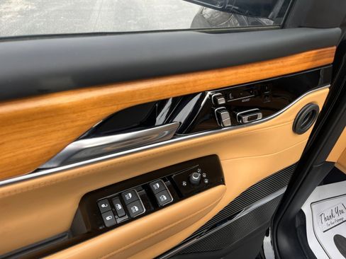 Used 2023 Jeep Grand Wagoneer Series III image 14