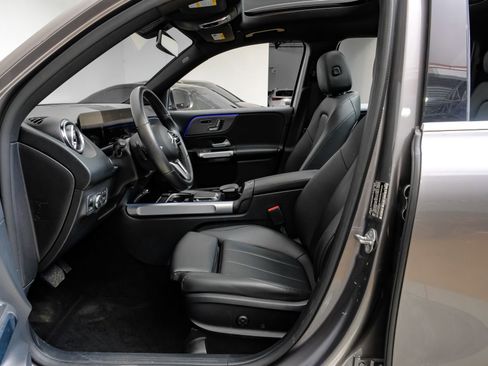 Used 2023 Mercedes-Benz GLB 250 w/ Premium Package image 4