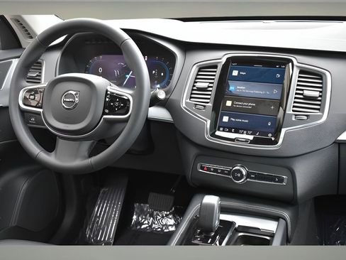 Used 2023 Volvo XC90 B5 Core w/ Protection Package Premier image 18