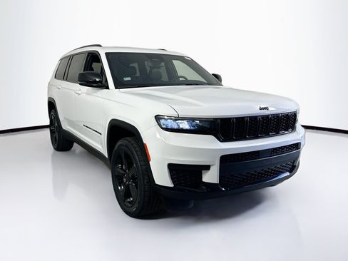 Used 2023 Jeep Grand Cherokee L Laredo RWD image 3