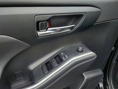 Used 2022 Toyota Highlander XLE image 22