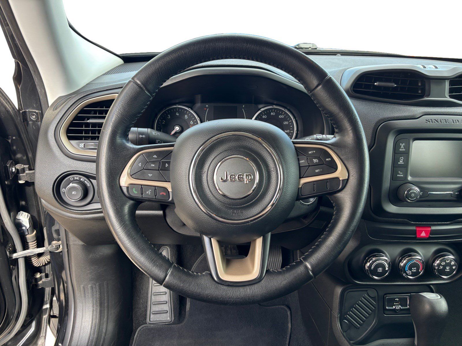 Used 2017 Jeep Renegade Latitude FWD image 11