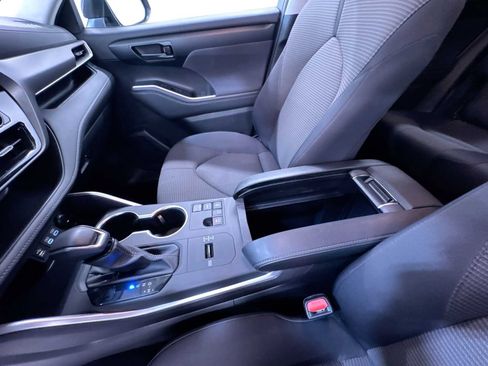 Used 2025 Toyota Highlander LE FWD image 28