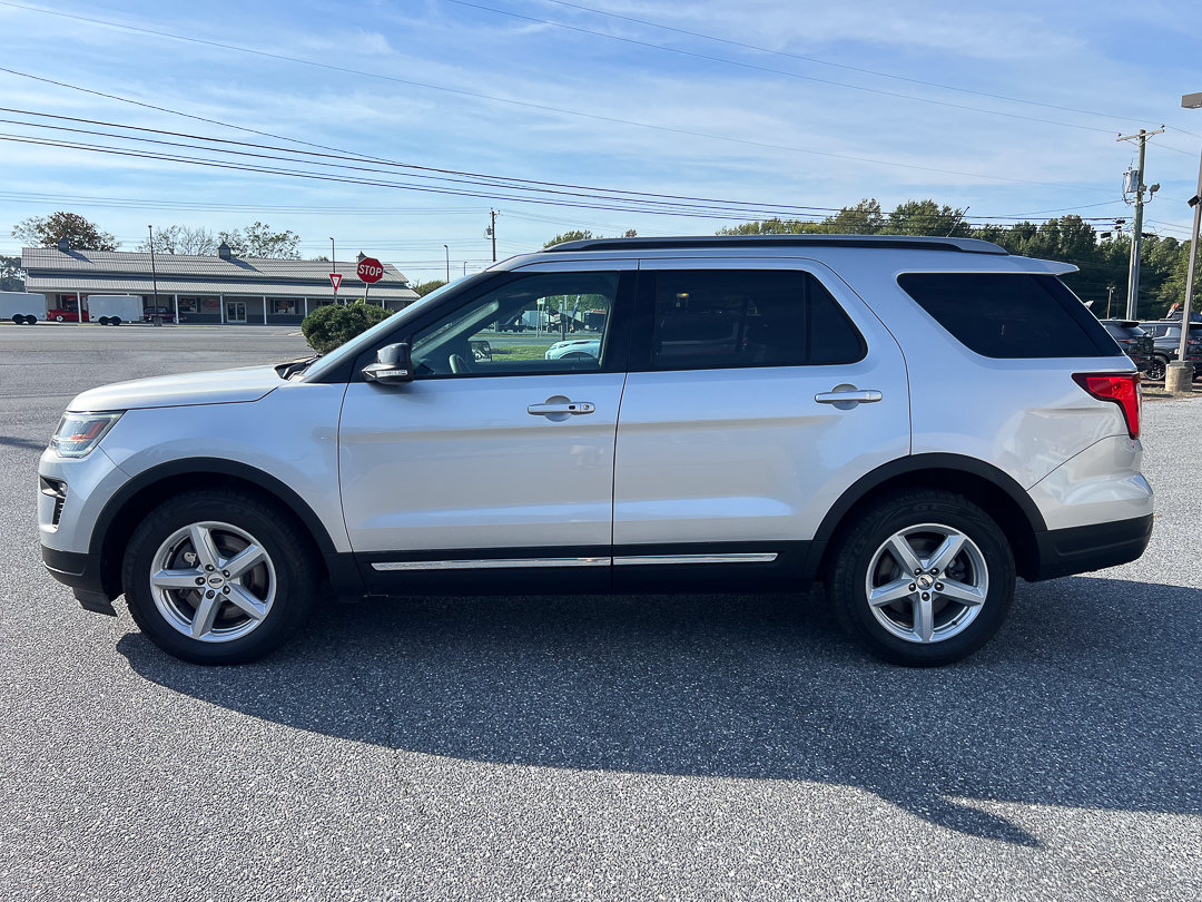 Used 2018 Ford Explorer XLT w/ Equipment Group 201A FWD image 3
