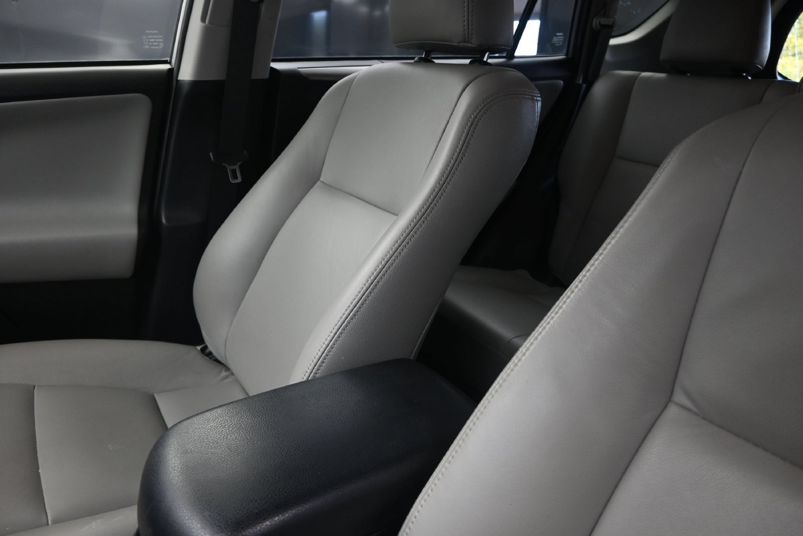 Used 2018 Toyota RAV4 LE FWD image 14
