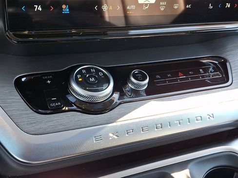 Certified 2025 Ford Expedition Platinum AWD/4WD image 19