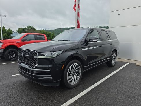 Used 2025 Lincoln Navigator Reserve AWD/4WD image 8