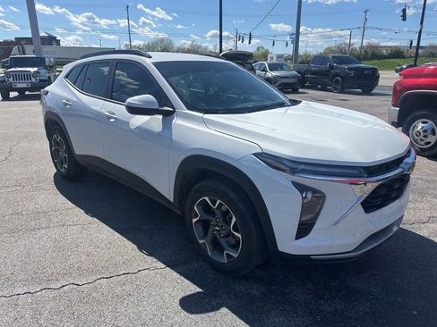 Used 2024 Chevrolet Trax LT w/ Driver Confidence Package image 2