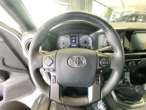 Used 2018 Toyota Tacoma TRD Off-Road w/ Technology Package AWD/4WD image 17