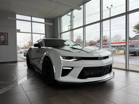 Used 2018 Chevrolet Camaro SS image 2